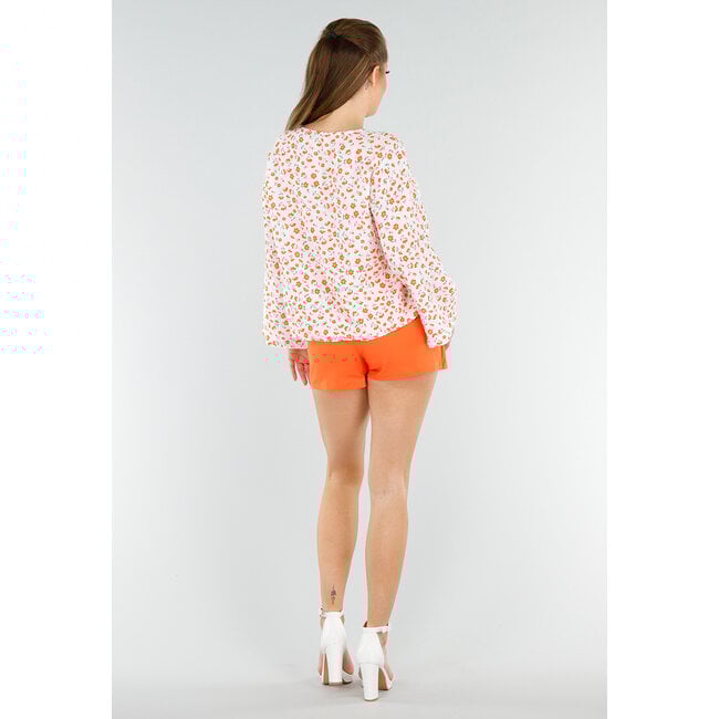 Weiße Bluse mit orangefarbenem Blumendruck und Schleife vorne