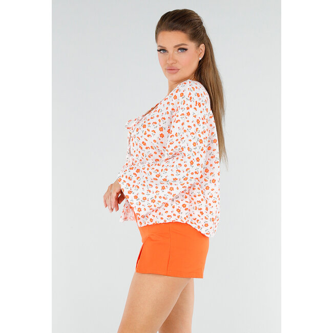 Weiße Bluse mit orangefarbenem Blumendruck und Schleife vorne