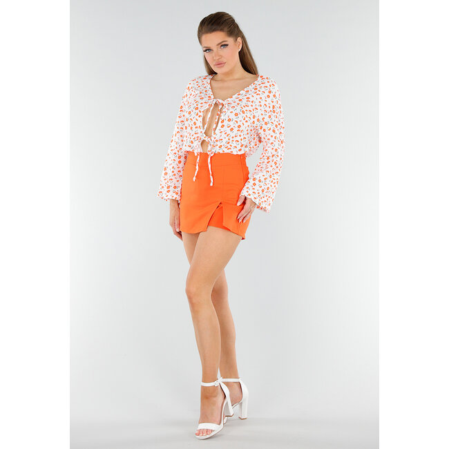 Weiße Bluse mit orangefarbenem Blumendruck und Schleife vorne