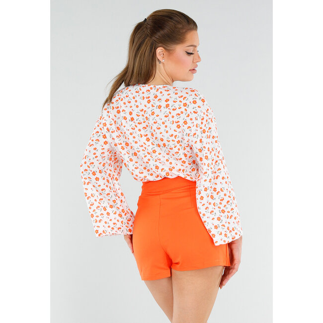 Weiße Bluse mit orangefarbenem Blumendruck und Schleife vorne