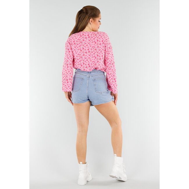 Rosa Bluse mit rotem Blumendruck und Schleife vorne