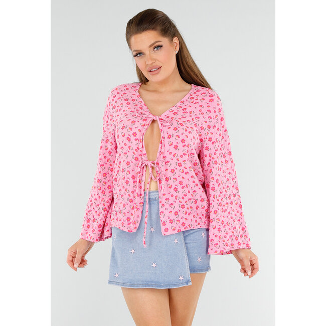 Rosa Bluse mit rotem Blumendruck und Schleife vorne