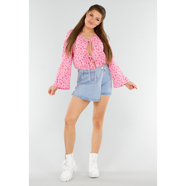 Rosa Bluse mit rotem Blumendruck und Schleife vorne