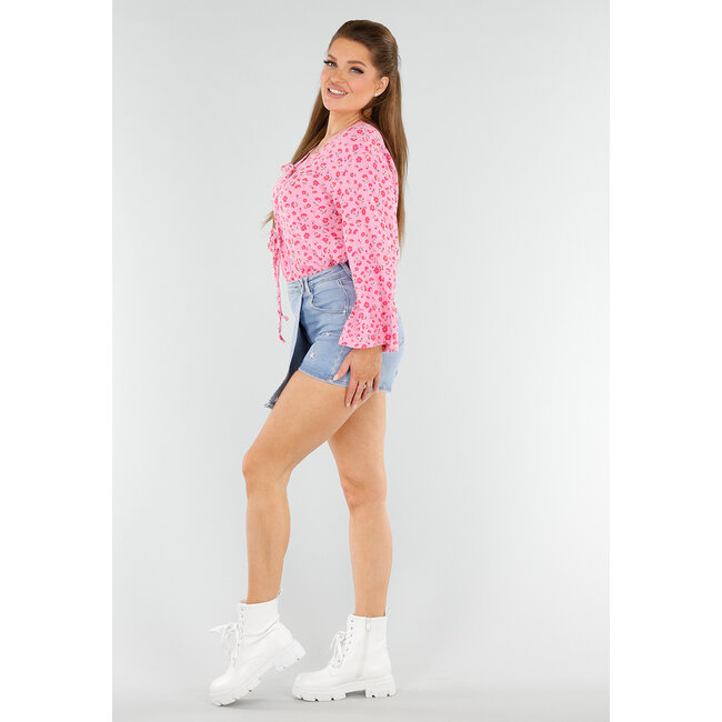 Rosa Bluse mit rotem Blumendruck und Schleife vorne