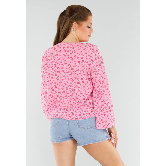 Rosa Bluse mit rotem Blumendruck und Schleife vorne