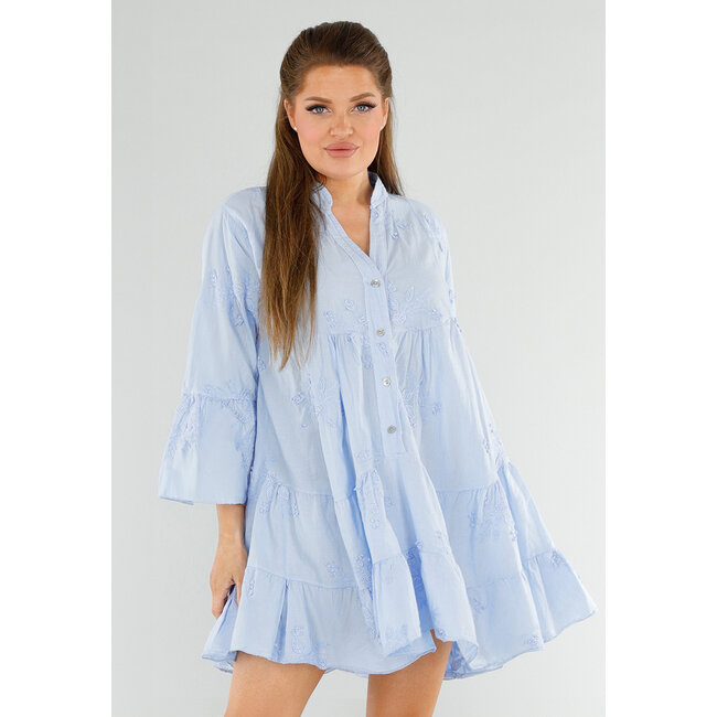 Babyblaues Baumwollkleid mit Knöpfen, Stickerei und Volant