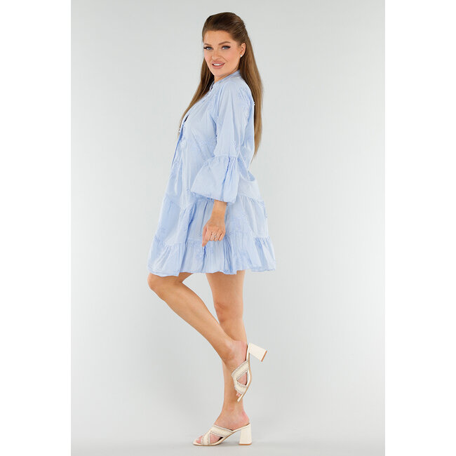 Babyblaues Baumwollkleid mit Knöpfen, Stickerei und Volant