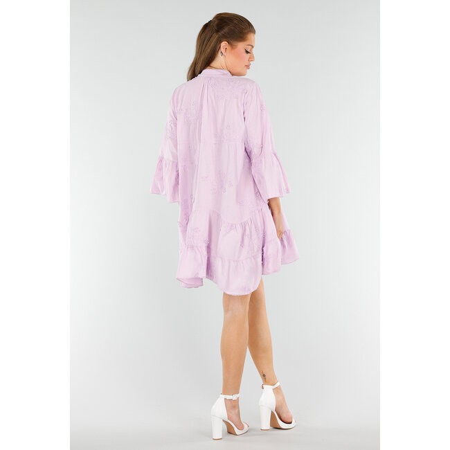 Fliederfarbenes Baumwollkleid mit Knopfverschluss, Volant und Stickerei