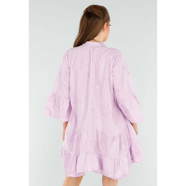 Fliederfarbenes Baumwollkleid mit Knopfverschluss, Volant und Stickerei