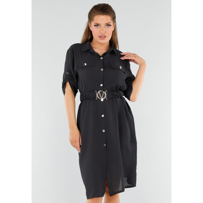 Schwarzes geknöpftes Kleid mit Gürtel und aufgerollten Ärmeln