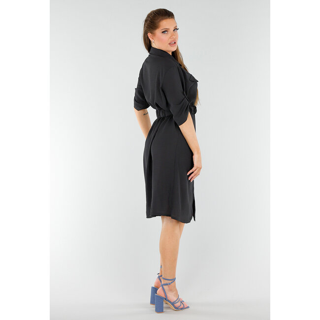 Schwarzes geknöpftes Kleid mit Gürtel und aufgerollten Ärmeln