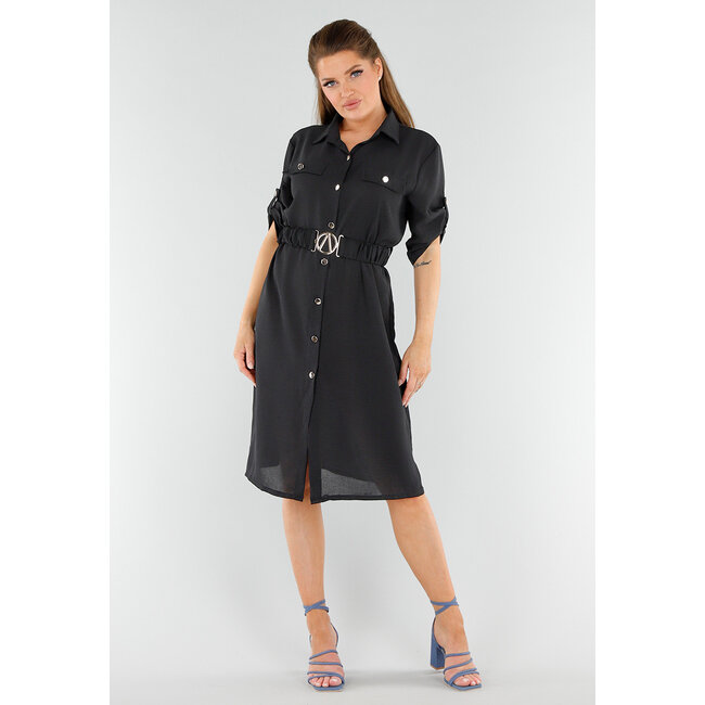 Schwarzes geknöpftes Kleid mit Gürtel und aufgerollten Ärmeln