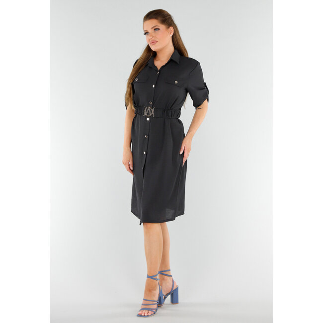Schwarzes geknöpftes Kleid mit Gürtel und aufgerollten Ärmeln