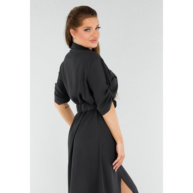 Schwarzes geknöpftes Kleid mit Gürtel und aufgerollten Ärmeln