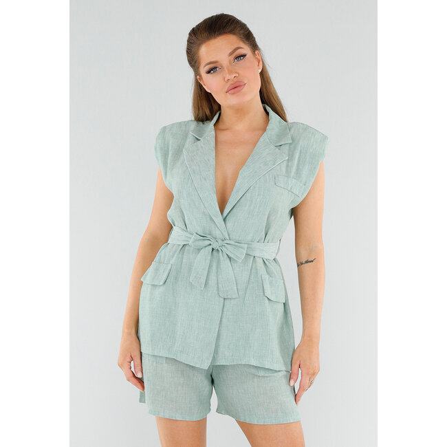 Hellgrünes Blazer-Set in Leinenoptik mit kurzen Hosen, Taschen und Gürtel