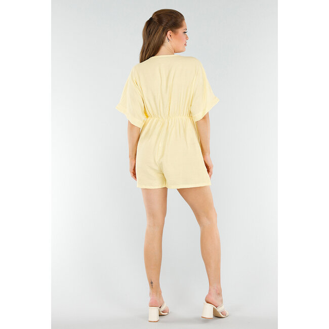 Buttergelber Playsuit mit elastischem Bund und Überschlag