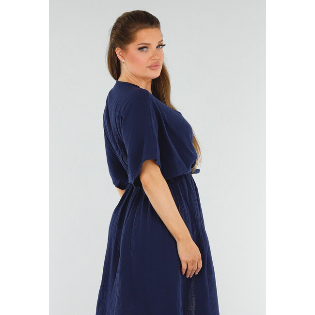Dunkelblaues Kleid in Leinenoptik mit Gürtel und Revers-V-Ausschnitt