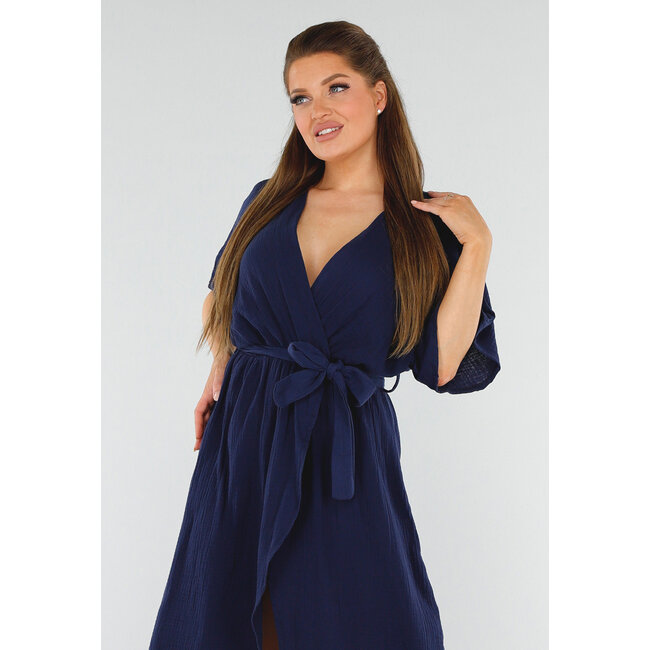 Dunkelblaues Kleid in Leinenoptik mit Gürtel und Revers-V-Ausschnitt