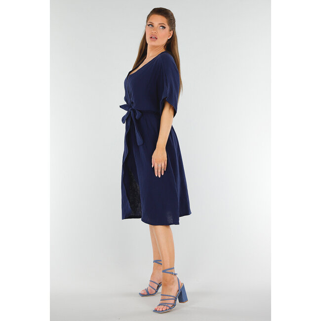 Dunkelblaues Kleid in Leinenoptik mit Gürtel und Revers-V-Ausschnitt
