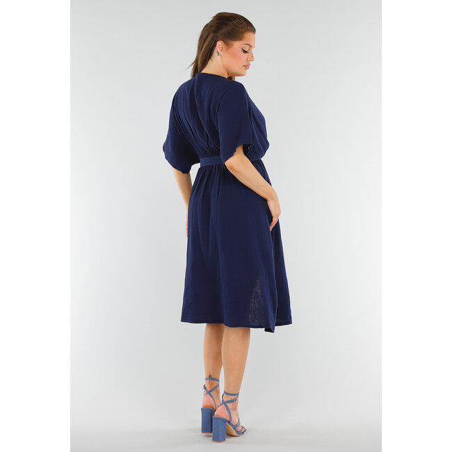 Dunkelblaues Kleid in Leinenoptik mit Gürtel und Revers-V-Ausschnitt