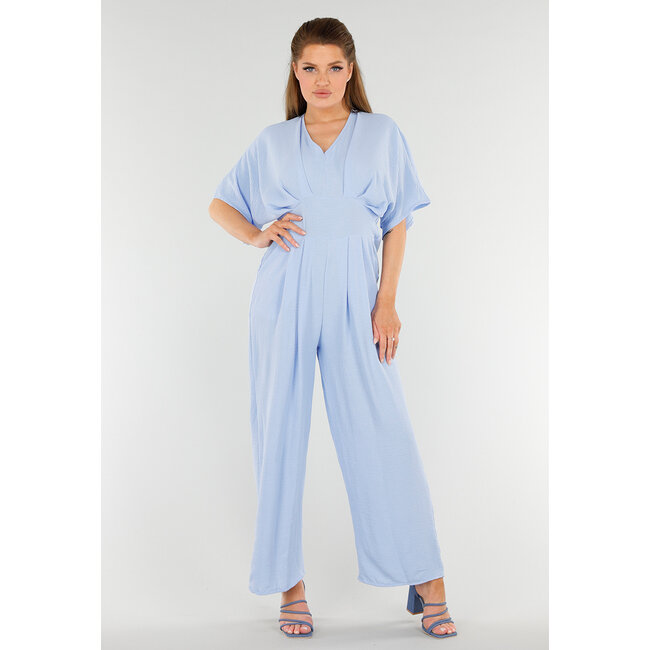 Hellblauer Jumpsuit mit weiten Beinen und tiefem V-Ausschnitt in Leinenoptik