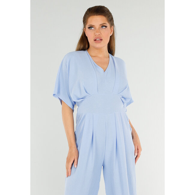 Hellblauer Jumpsuit mit weiten Beinen und tiefem V-Ausschnitt in Leinenoptik