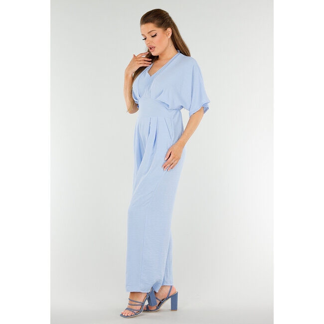 Hellblauer Jumpsuit mit weiten Beinen und tiefem V-Ausschnitt in Leinenoptik