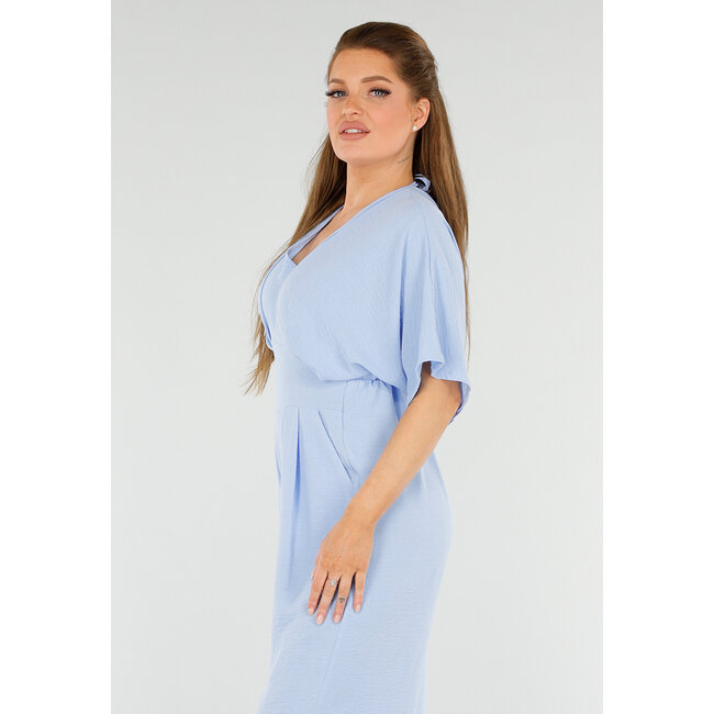 Hellblauer Jumpsuit mit weiten Beinen und tiefem V-Ausschnitt in Leinenoptik