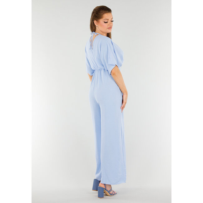 Hellblauer Jumpsuit mit weiten Beinen und tiefem V-Ausschnitt in Leinenoptik