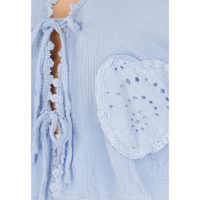 Hellblaue Bluse mit Herztaschen und Broderie in Leinenoptik