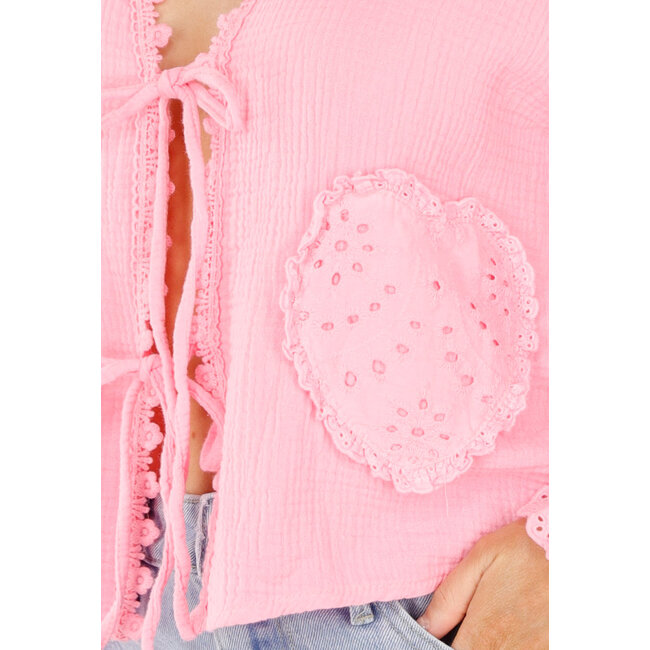 Rosa Bluse mit Herz-Taschen und Knopfleiste