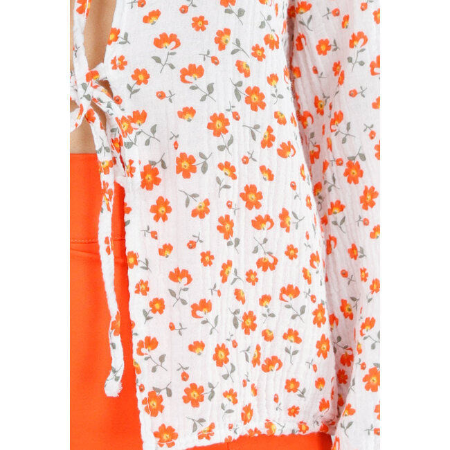 Weiße Bluse mit orangefarbenem Blumendruck und Schleife vorne