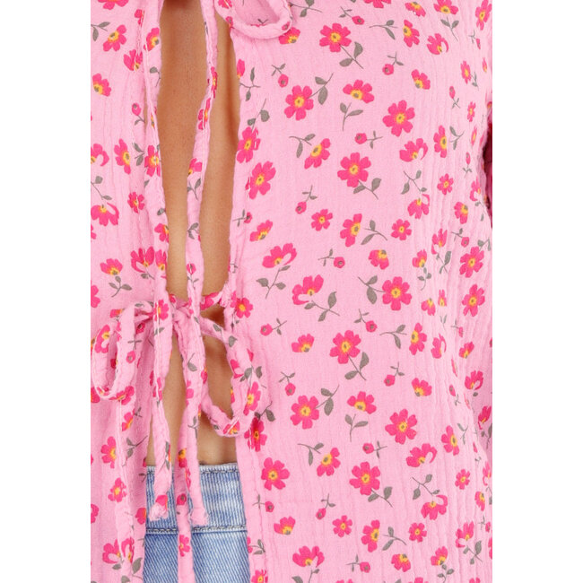 Rosa Bluse mit rotem Blumendruck und Schleife vorne