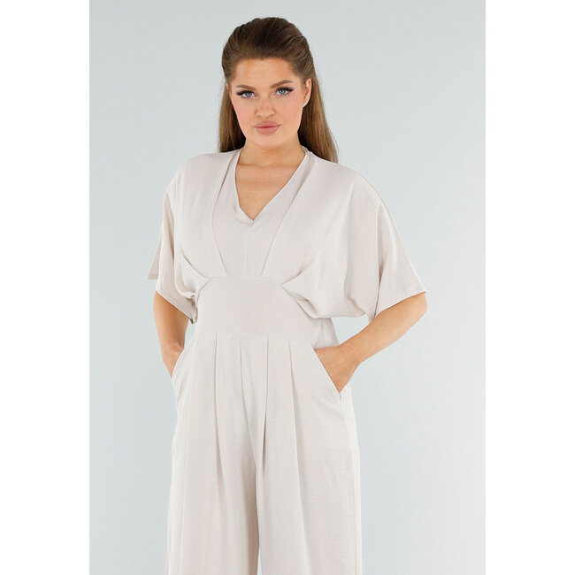 Beigefarbener Jumpsuit in Leinenoptik mit weiten Beinen und tiefem V-Ausschnitt