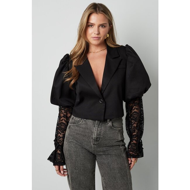 Schwarzer Kurzblazer mit Spitzenärmeln und Puff-Schultern