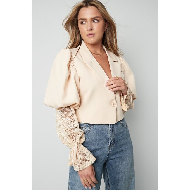 Beigefarbener Cropped Blazer mit Spitzenärmeln und Puffschultern