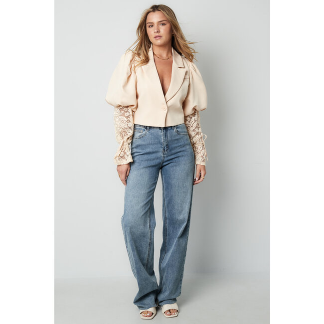 Beigefarbener Cropped Blazer mit Spitzenärmeln und Puffschultern