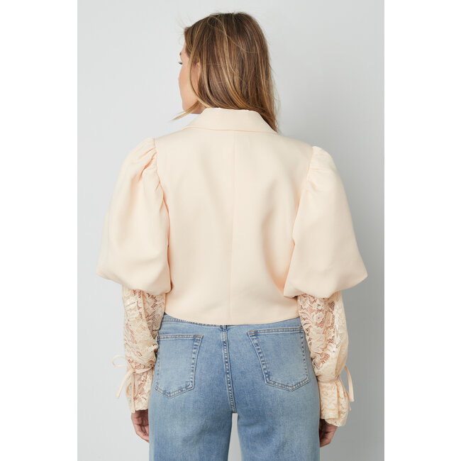 Beigefarbener Cropped Blazer mit Spitzenärmeln und Puffschultern