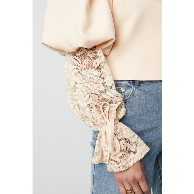 Beigefarbener Cropped Blazer mit Spitzenärmeln und Puffschultern