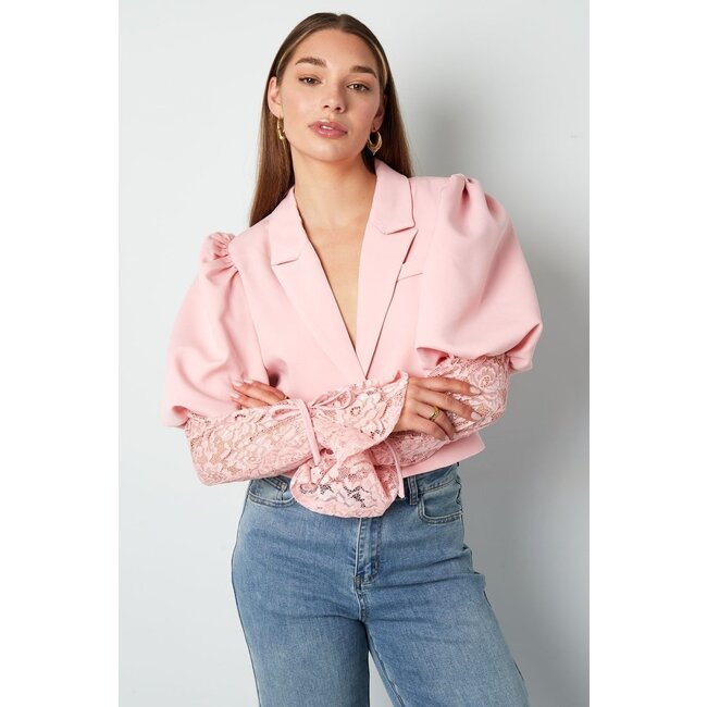 Hellrosa Kurzer Blazer mit Spitzenärmeln und Puffärmeln