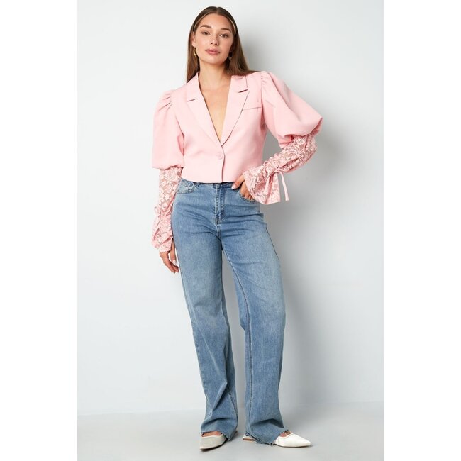 Hellrosa Kurzer Blazer mit Spitzenärmeln und Puffärmeln