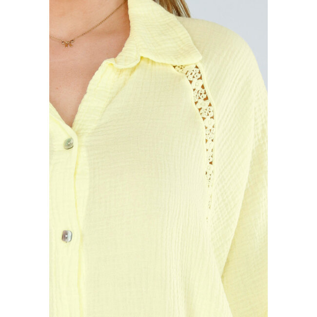 Hellgelbe Baumwollbluse mit Knöpfen und Fleece-Ärmeln
