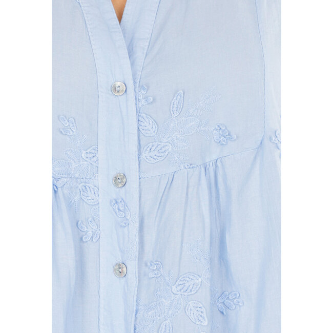 Babyblaues Baumwollkleid mit Knöpfen, Stickerei und Volant