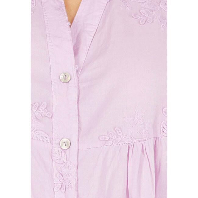 Fliederfarbenes Baumwollkleid mit Knopfverschluss, Volant und Stickerei