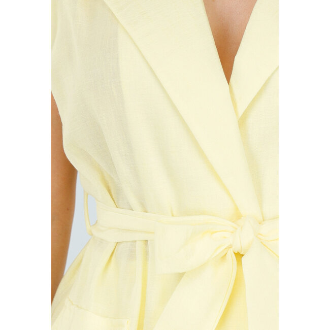 Buttergelbes Blazer-Set mit Shorts und Taschen