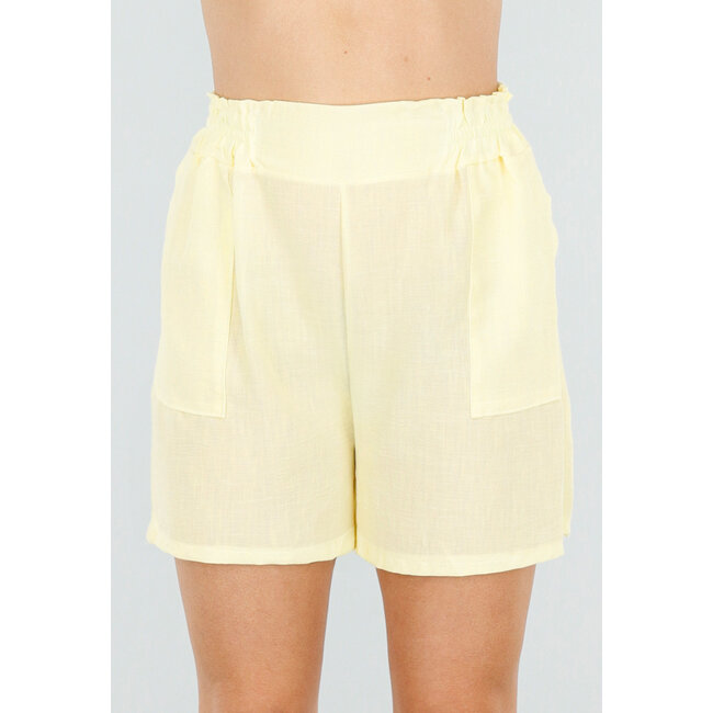 Buttergelbes Blazer-Set mit Shorts und Taschen