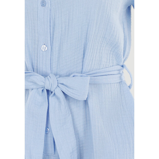 Babyblauer Playsuit mit Gürtel, Taschen und Knopfverschluss