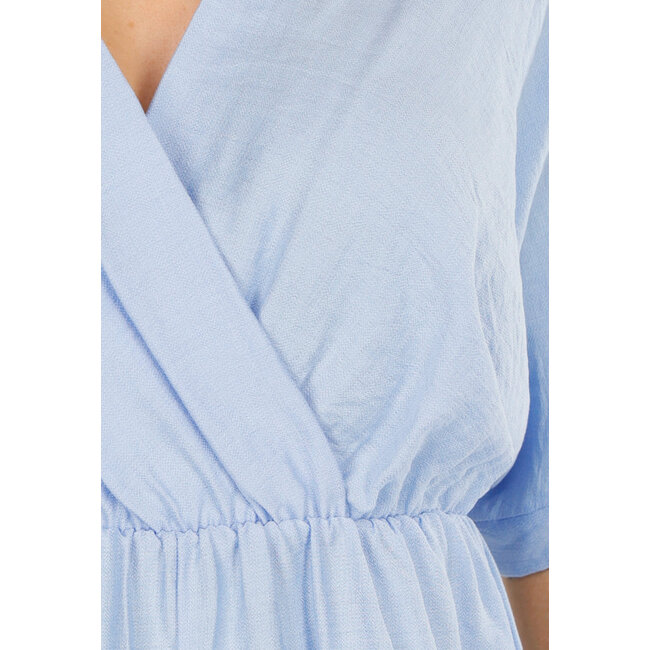 Hellblauer Playsuit mit V-Ausschnitt, elastischer Taille und Leinenoptik