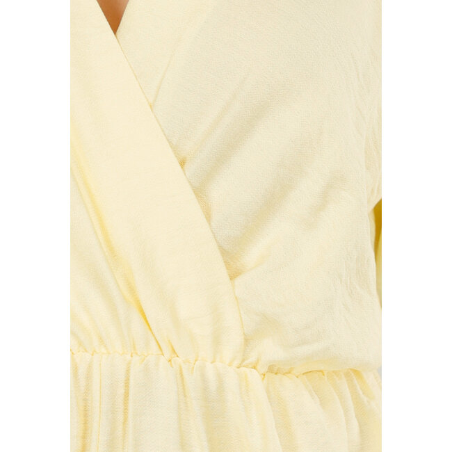 Buttergelber Playsuit mit elastischem Bund und Überschlag