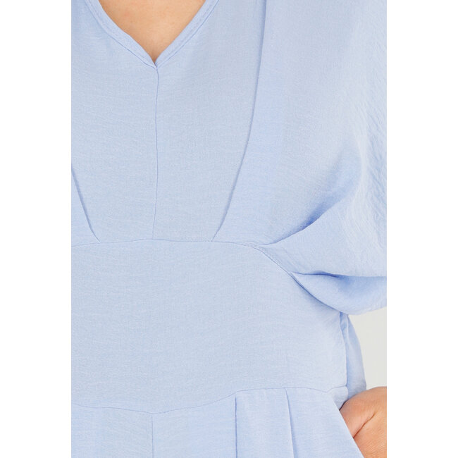 Hellblauer Jumpsuit mit weiten Beinen und tiefem V-Ausschnitt in Leinenoptik